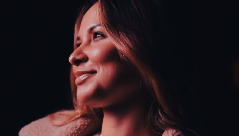 La conductora de Viva la Mañana sorprendió a sus seguidores al protagonizar el video musical “Seamos fuego”, donde demuestra su experiencia en la actuación junto al cantante salvadoreño Marco Xavyer.