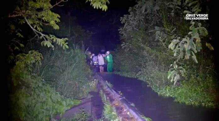 Seis turistas fueron rescatados en la poza San Francisco, Santa Ana, tras quedar atrapados por la crecida del río Amayito debido a las fuertes lluvias.