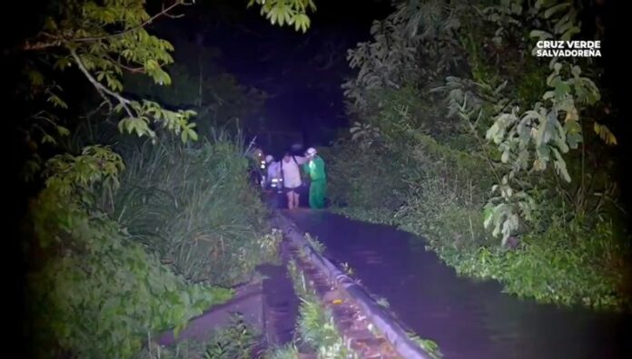 Rescatan a seis turistas atrapados por crecidas repentinas en Santa Ana Seis turistas fueron rescatados en la poza San Francisco, Santa Ana, tras quedar atrapados por la crecida del río Amayito debido a las fuertes lluvias.