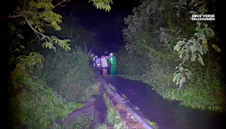 Seis turistas fueron rescatados en la poza San Francisco, Santa Ana, tras quedar atrapados por la crecida del río Amayito debido a las fuertes lluvias.
