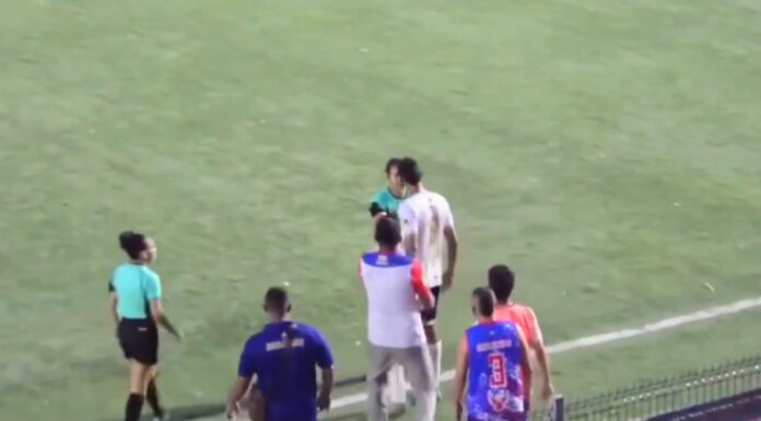 La árbitra Vanessa Ceballos fue agredida luego de expulsar a un futbolista en un partido de la tercera división de Colombia.