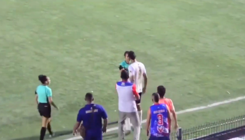 La árbitra Vanessa Ceballos fue agredida luego de expulsar a un futbolista en un partido de la tercera división de Colombia.