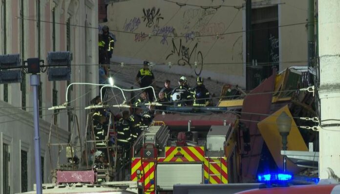 Sube a 15 los fallecidos tras descarrilarse funicular en Portugal La cifra de fallecidos tras descarrilarse un funicular en Lisboa, Portugal, aumentó a 15 y al menos 18 heridos.