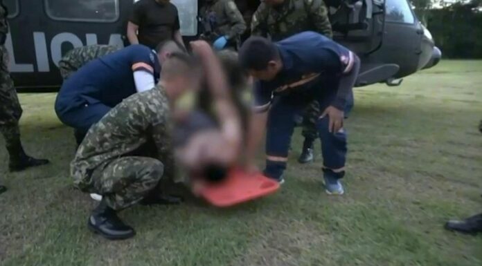 Dos militares resultaron gravemente heridos tras ser rociados con gasolina y luego quemados 
