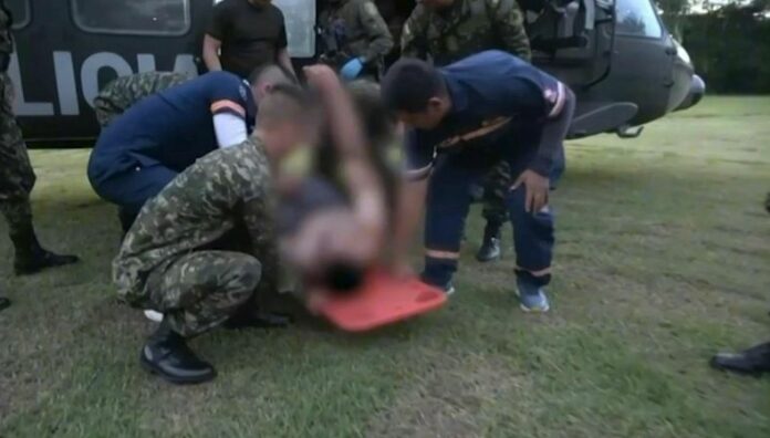 Dos militares en Colombia heridos de gravedad tras ser rociados con gasolina y quemados Dos militares resultaron gravemente heridos tras ser rociados con gasolina y luego quemados