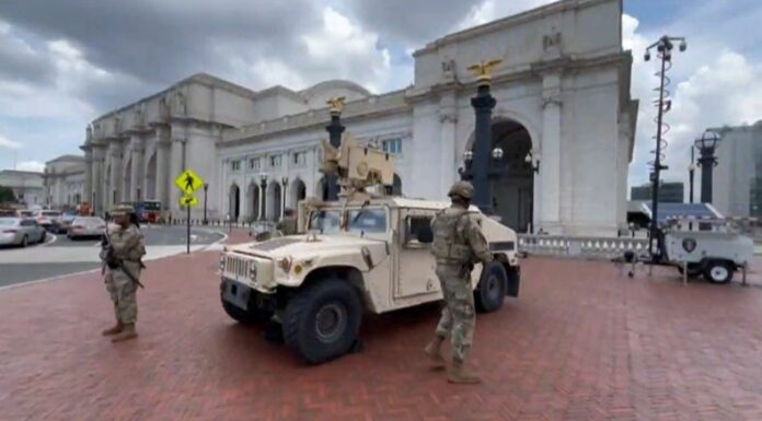 El Pentágono autorizó a 600 abogados militares a fungir temporalmente como jueces de inmigración, con el fin de reducir el rezago en los tribunales.