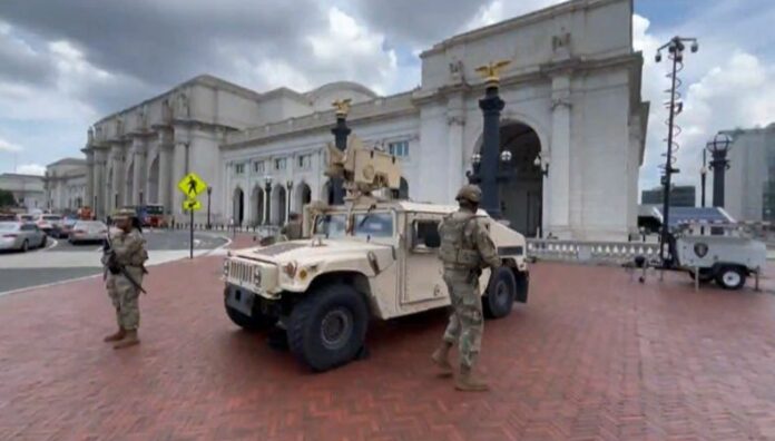 Pentágono envía 600 abogados militares como jueces de inmigración El Pentágono autorizó a 600 abogados militares a fungir temporalmente como jueces de inmigración, con el fin de reducir el rezago en los tribunales.