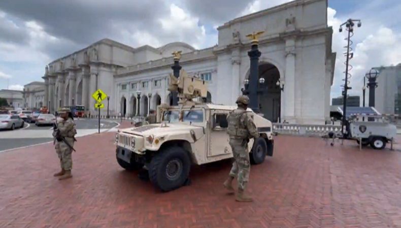 El Pentágono autorizó a 600 abogados militares a fungir temporalmente como jueces de inmigración, con el fin de reducir el rezago en los tribunales.