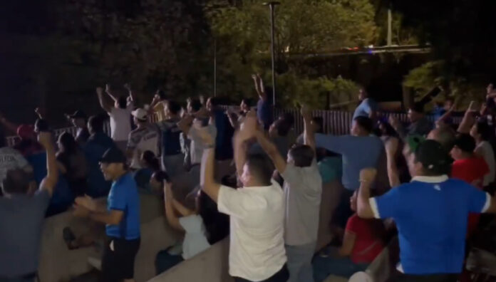Así celebraron los salvadoreños el gol de la Selecta Cientos de salvadoreños se reunieron para disfrutar de la histórica victoria de la Selecta ante Guatemala en las Eliminatorias.