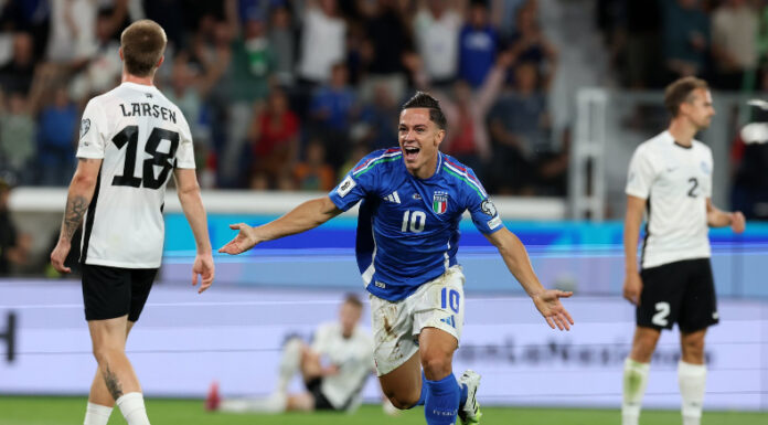 Italia sumó su segunda victoria al golear a Estonia en las Eliminatorias Europeas y se acerca a puestos de repechaje.