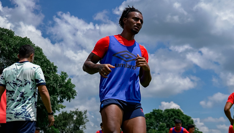 Club Deportivo FAS y Luis Ángel Firpo se enfrentan en el Quiteño en duelo por el liderato del Apertura 2025.