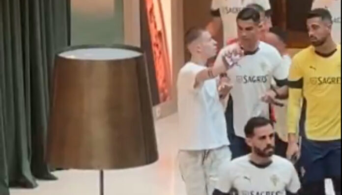 Cristiano Ronaldo empujó a un aficionado en Armenia Cristiano Ronaldo reaccionó de una manera nunca antes vista cuando un aficionado intentó fotografiarse con el portugués.