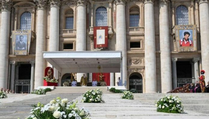 Papa León XIV canoniza a Carlo Acutis, primer santo millennial La canonización de Carlo Acutis, debía realizarse el 27 de abril de este año, pero se pospuso debido a la muerte del papa Francisco.