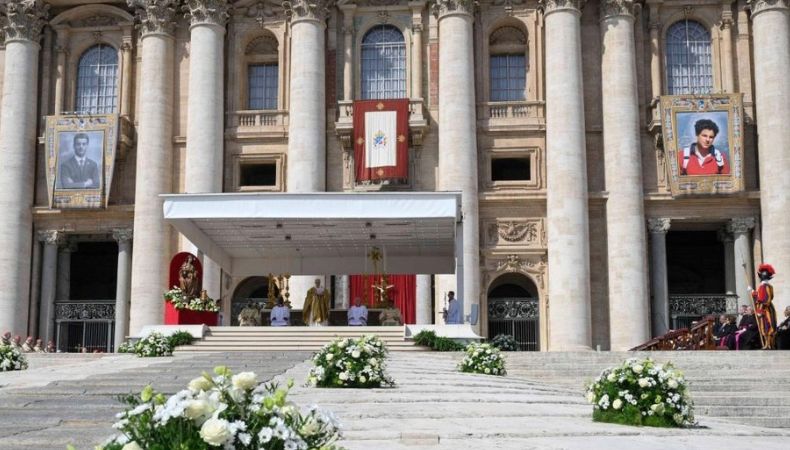La canonización de Carlo Acutis, debía realizarse el 27 de abril de este año, pero se pospuso debido a la muerte del papa Francisco.