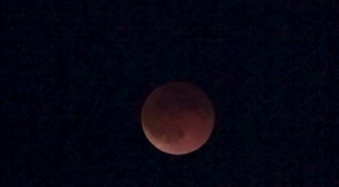 Un eclipse lunar total tiñó de rojo este domingo el cielo en Oceanía, Asia, África Oriental y una parte de Europa.