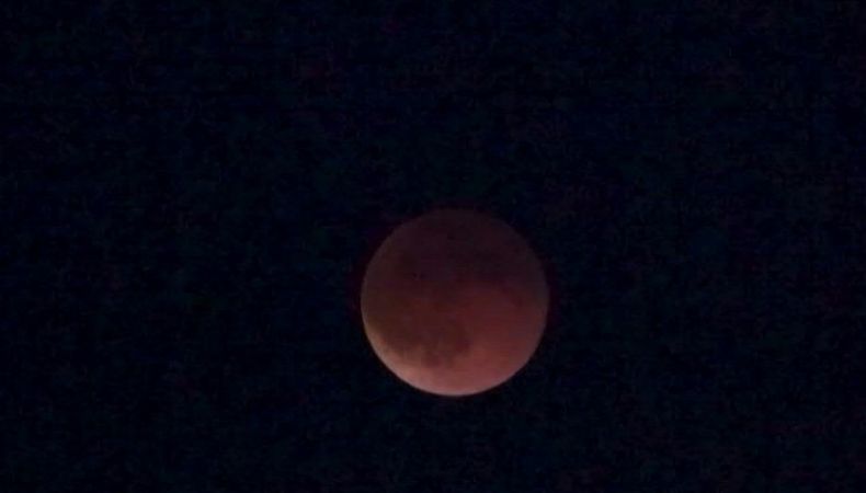 Un eclipse lunar total tiñó de rojo este domingo el cielo en Oceanía, Asia, África Oriental y una parte de Europa.