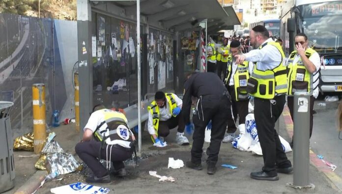 Al menos seis muertos en un ataque a tiros en Jerusalén Este Un tiroteo en Jerusalén Este dejó al menos seis muertos y una decena de heridos este lunes, según los servicios de emergencia israelíes.