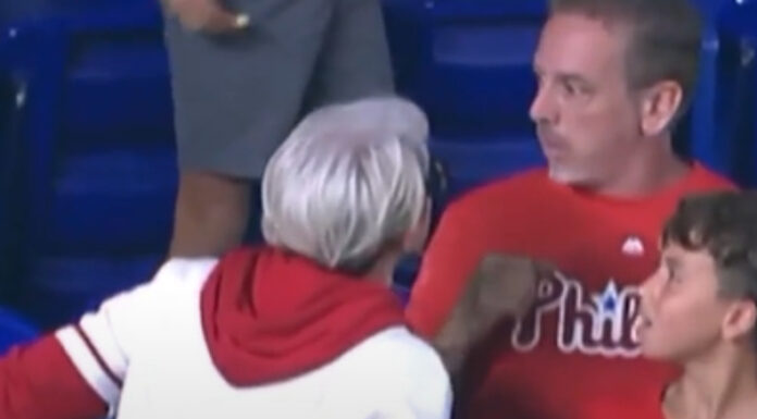 Durante un partido de béisbol una aficionada le exigió a un niño la pelota que había capturado en un home run.