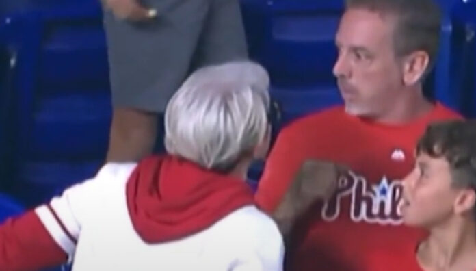 Polémica en MLB, aficionada robo una pelota a un niño Durante un partido de béisbol una aficionada le exigió a un niño la pelota que había capturado en un home run.