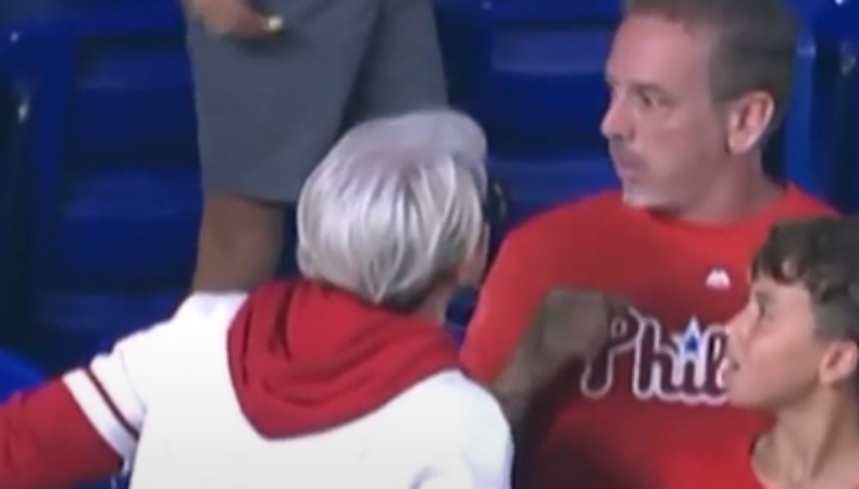 Durante un partido de béisbol una aficionada le exigió a un niño la pelota que había capturado en un home run.