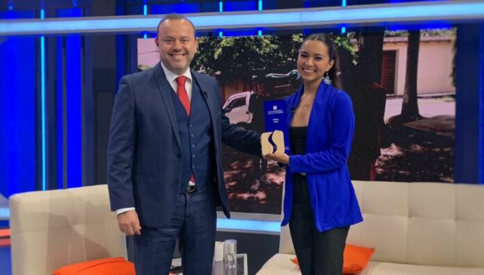 Fátima Cruz impulsa la educación ambiental en niños y jóvenes Fátima Cruz es una de las cinco finalistas de “Salvadoreños Comprometidos”, gracias a “Sumando Impactos”, un proyecto que impulsa la educación ambiental.