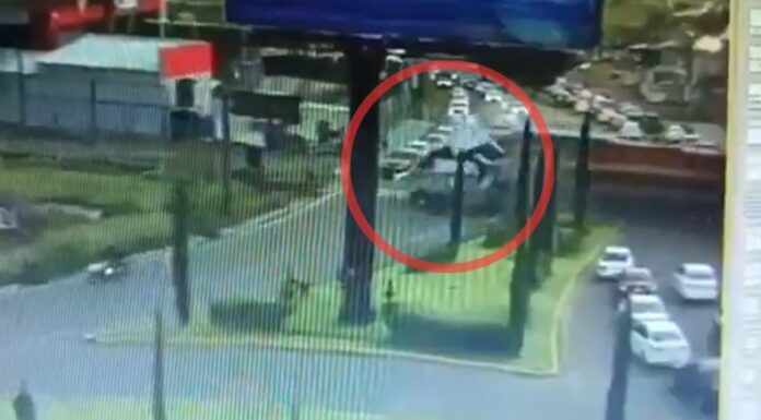 Un tren de carga impactó contra un autobús de dos pisos en Atlacomulco, México. Las autoridades reportan al menos 10 fallecidos.