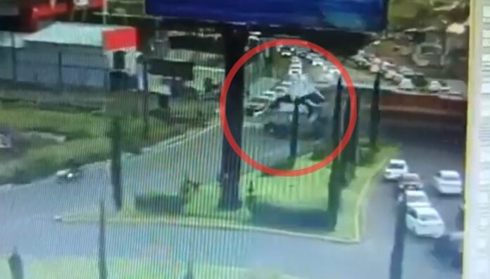 Al menos 10 fallecidos en accidente entre tren y autobús en México Un tren de carga impactó contra un autobús de dos pisos en Atlacomulco, México. Las autoridades reportan al menos 10 fallecidos.