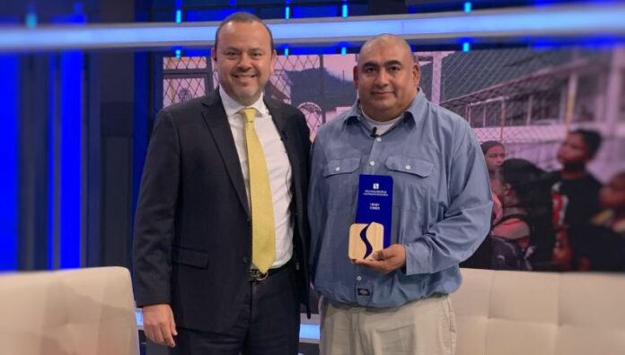 Henry Torres promueve el deporte a través de Niñez y Juventud Berlinesa Henry Torres es uno de los cinco finalistas de “Salvadoreños Comprometidos” por su proyecto Escuela de Baloncesto “Niñez y Juventud Berlinesa”.