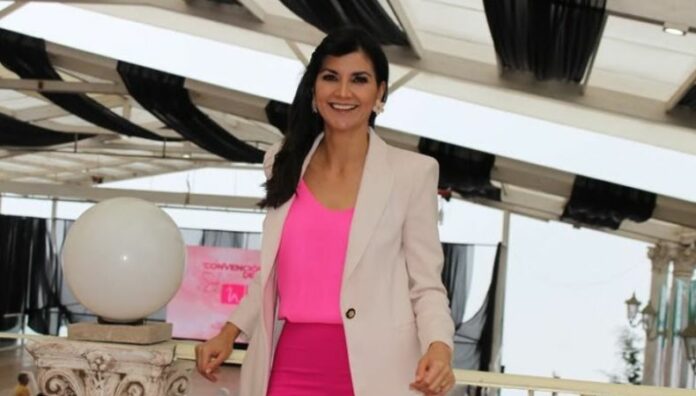 Miss 40 y... ¡Así celebra Lourdes Lara su cumpleaños! Lourdes Lara se roba las miradas al festejar con un estilo digno de concurso de belleza y deja en el aire la gran incógnita: ¿cuántos años cumple?