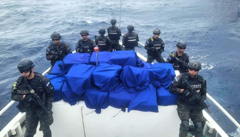 La cocaína estaba resguardada en bultos que flotaban en altamar. Fue ubicada a 900 millas náuticas al suroeste de la Bocana El Cordoncillo.