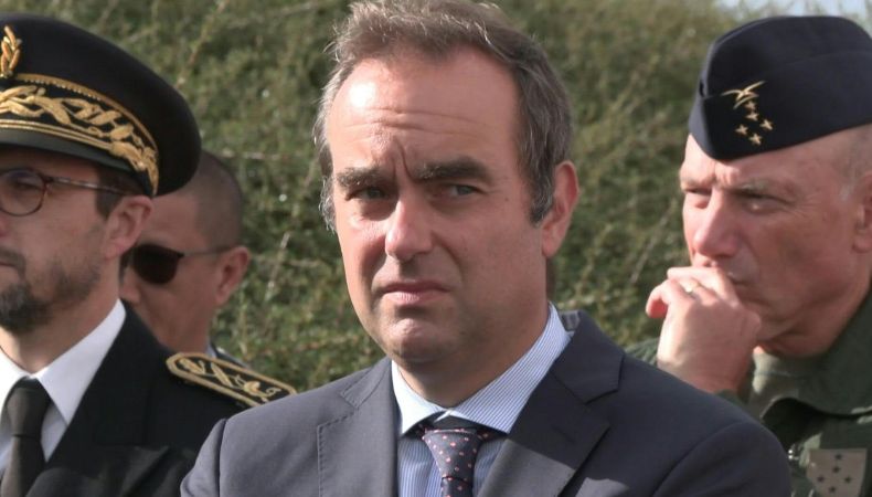 El presidente de Francia nombró este martes al nuevo Primer Ministro de Defensa, Sébastien Lecornu, de 39 años.