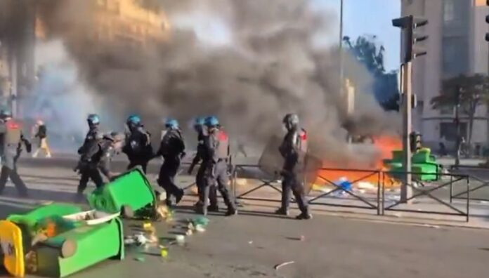 Francia bajo protestas por planes de ajustes económicos Los principales ejes viales de Francia fueron bloqueados y se registran enfrentamientos en varias ciudades durante las protestas contra los ajustes propuestos por el ex primer ministro François Bayrou.