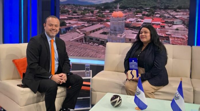 Evelyn Elas figura entre las cinco finalistas de “Salvadoreños Comprometidos” gracias a su proyecto “Escuela de No Videntes de Santa Ana”.