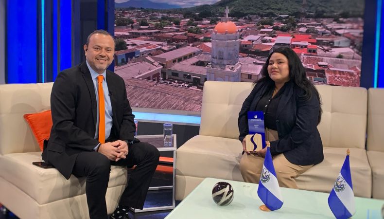 Evelyn Elas transforma las vidas de personas con discapacidad visual Evelyn Elas figura entre las cinco finalistas de “Salvadoreños Comprometidos” gracias a su proyecto “Escuela de No Videntes de Santa Ana”.