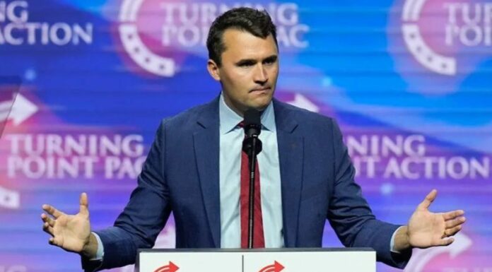 Charlie Kirk, activista político y aliado de Trump falleció este miércoles tras recibir un disparo durante un evento universitario en Utah.