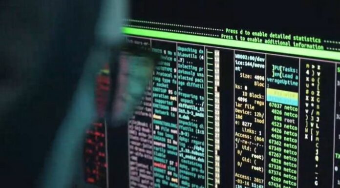 ICE reactivó un software espía para vigilar celulares. Especialistas advierten sobre alertas a la privacidad de las personas.