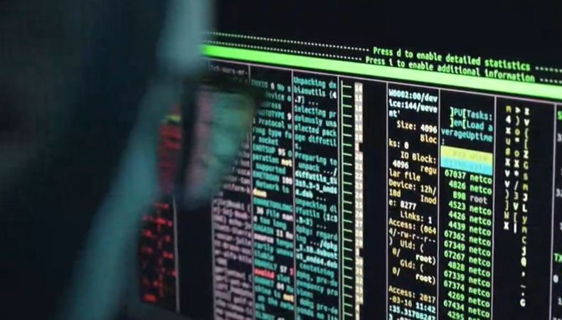 ICE reactivó un software espía para vigilar celulares. Especialistas advierten sobre alertas a la privacidad de las personas.