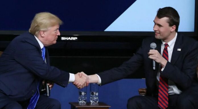 Charlie Kirk era un popular activista conservador. Aliado del presidente Donald Trump, defendía valores religiosos, familiares y el derecho a portar armas.