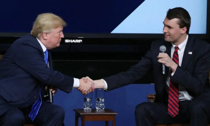 Charlie Kirk y TRump Charlie Kirk era un popular activista conservador. Aliado del presidente Donald Trump, defendía valores religiosos, familiares y el derecho a portar armas.