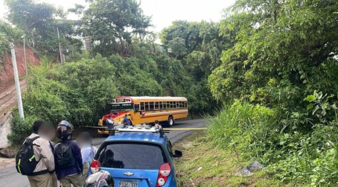 Un motociclista murió en un accidente de tránsito ocurrido en la carretera hacia Comasagua en el caserío 3 de Mayo, informó la alcaldía de La Libertad Sur.