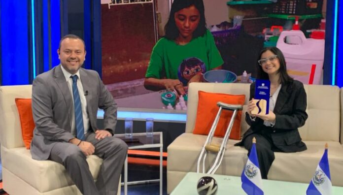 Dani Slime la iniciativa de una joven que lleva apoyo a niños hospitalizados Daniela Guardado es finalista de “Salvadoreños Comprometidos” por su proyecto “Dani Slime”, que apoya y brinda esperanza a niños hospitalizados.