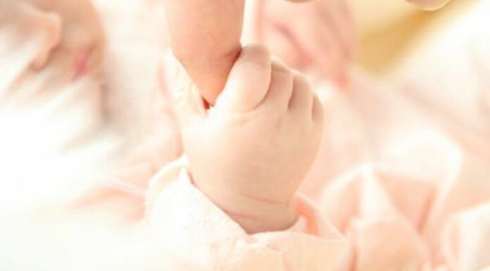 El Código Penal salvadoreño considera el abandono infantil como un delito grave con penas de cárcel, y las investigaciones buscan tanto determinar responsabilidades como garantizar la protección inmediata del menor.