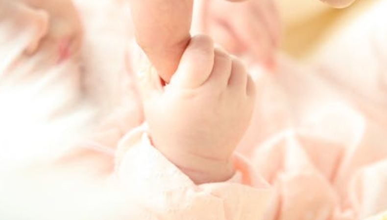 El Código Penal salvadoreño considera el abandono infantil como un delito grave con penas de cárcel, y las investigaciones buscan tanto determinar responsabilidades como garantizar la protección inmediata del menor.