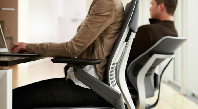 De acuerdo con los especialistas, el llamado “cuerpo de oficina” puede hacer que los glúteos pierdan forma y volumen.