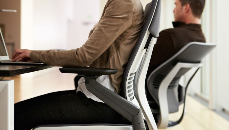 De acuerdo con los especialistas, el llamado “cuerpo de oficina” puede hacer que los glúteos pierdan forma y volumen.