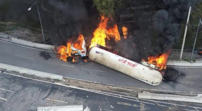 Un camión cisterna cargado con combustible volcó y provocó una mortal explosión en Ciudad de México, causando tragedia y destrucción.