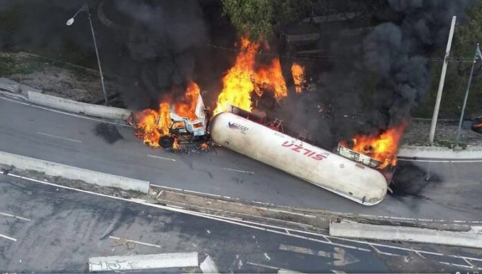 Confirman ocho fallecidos por explosión de camión en México Un camión cisterna cargado con combustible volcó y provocó una mortal explosión en Ciudad de México, causando tragedia y destrucción.