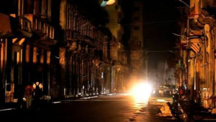 Cuba recupera electricidad en 11 provincias tras apagón nacional 11 provincias de Cuba recuperaron electricidad tras un apagón masivo que paralizó actividades y generó gran preocupación.