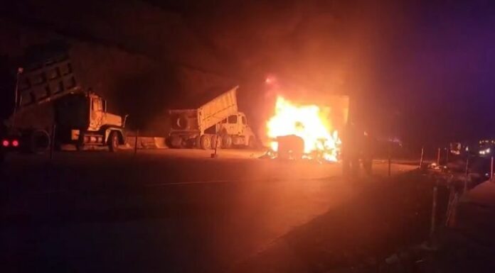 Una rastra se incendió esta madrugada en el kilómetro 16 de la carretera Los Chorros.