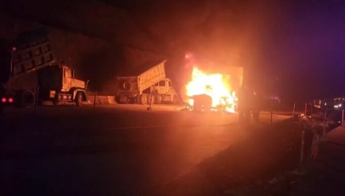 Caos en Los Chorros por incendio en rastra Una rastra se incendió esta madrugada en el kilómetro 16 de la carretera Los Chorros.